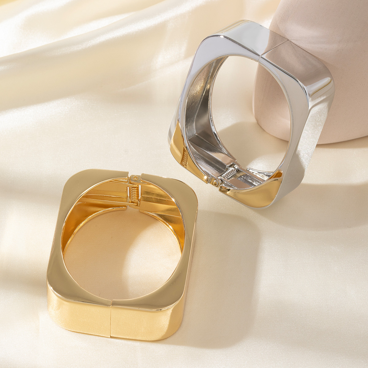 Gold Banquet Bracelet Fashion Square