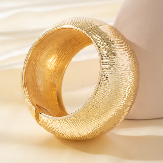 Bracelets élégants à large ouverture plaqués or