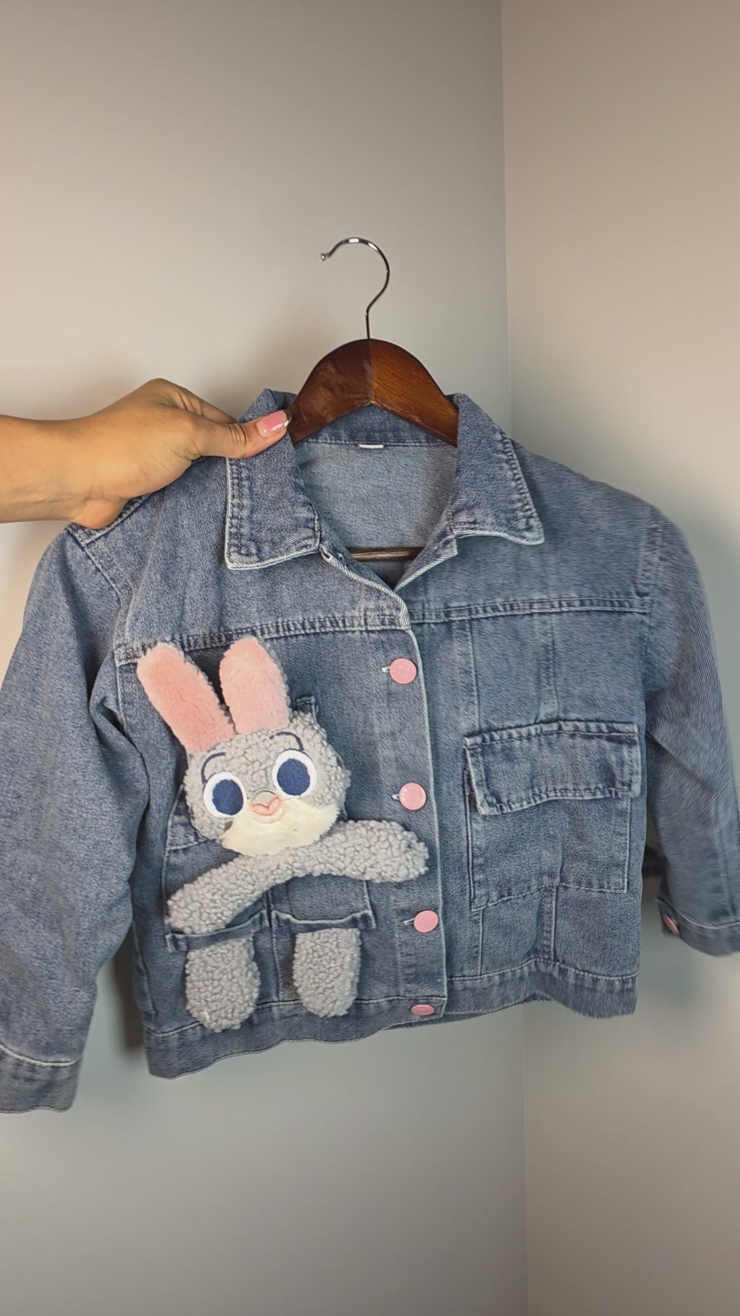 Veste en jean pour enfant avec sac en peluche lapin – Style tendance et confortable